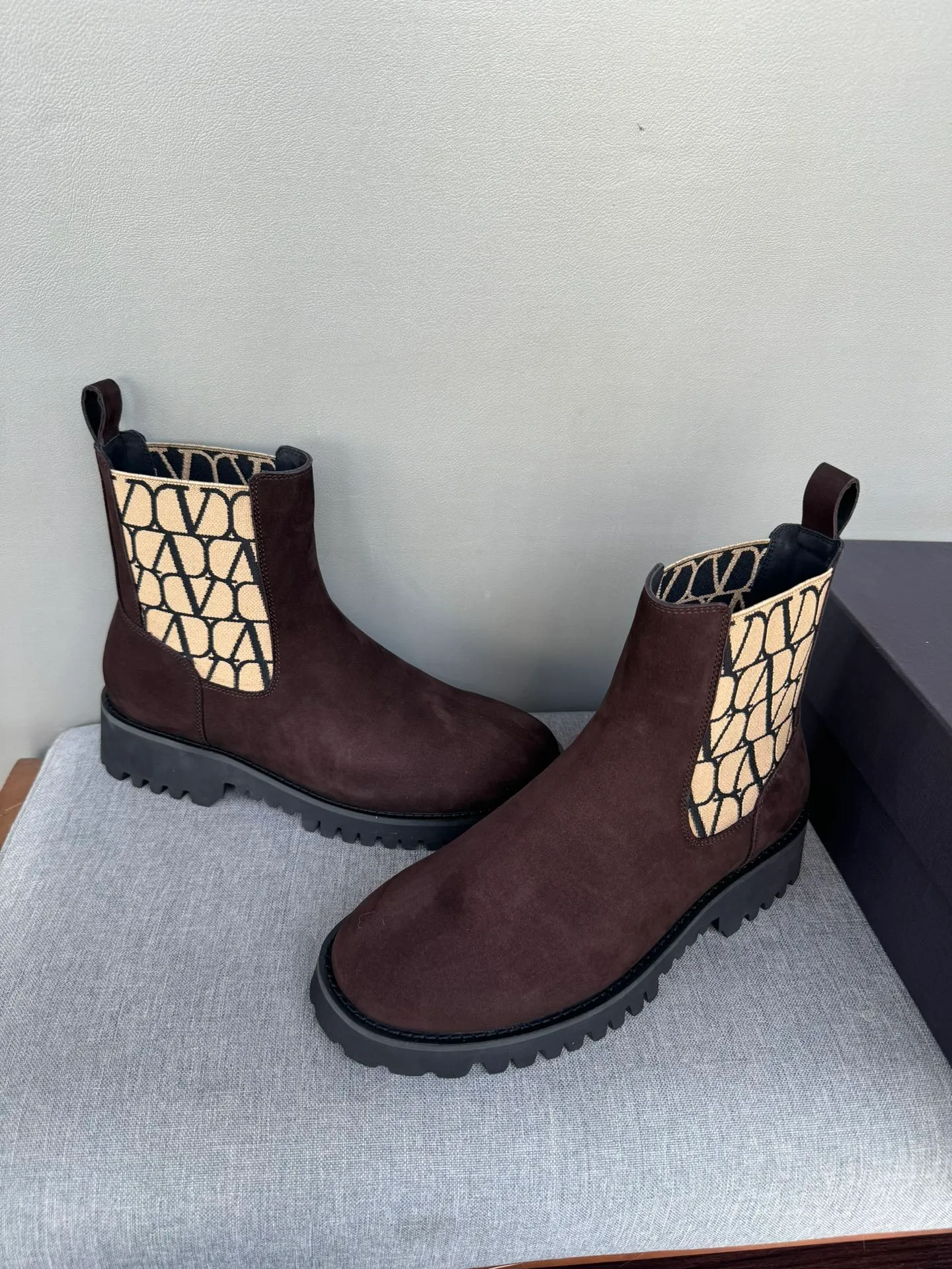 [Valentino] Top P: 1000💰 Size: Men 39-44 (45 customized) Valentino VLTN casual shoes 2025 latest winter series, original 1:1 development Casual men's leather shoes Made with heavy investment, shoes and boots are made of imported cowhide that is not easy to deform, black cowhide lining, original foam outsole, black open edge beads, black suede, brown suede Factory craftsmanship, perfect products are only prepared for you who know taste! Any comparison is welcome!